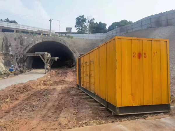 平定发电机出租自启装置的工作原理是什么？