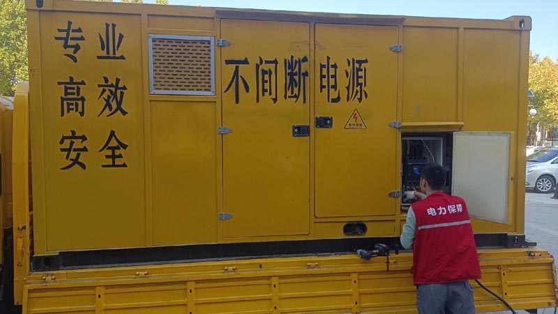 平定柴油发电机组和UPS电源配合使用时，如何避免切换过程中的电力中断？