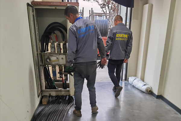 平定柴油发电机组的输出电压调节方式对设备性能有哪些影响？