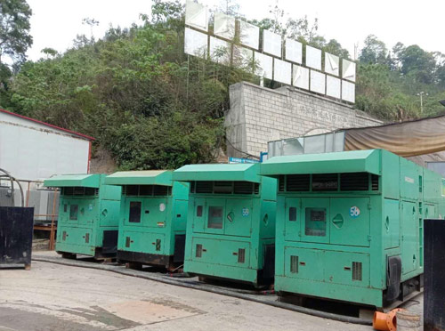 平定先进的应急发电机系统中智能监测和控制系统如何确保电压稳定？